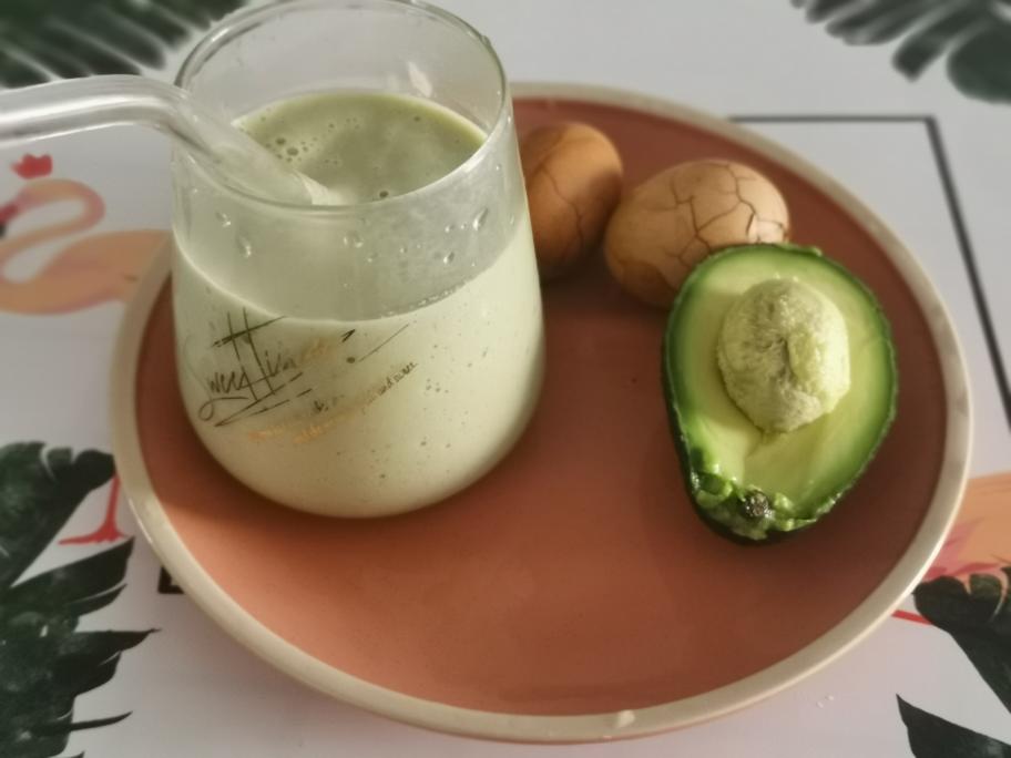 一杯清肠道~好喝的牛油果奶昔🥑