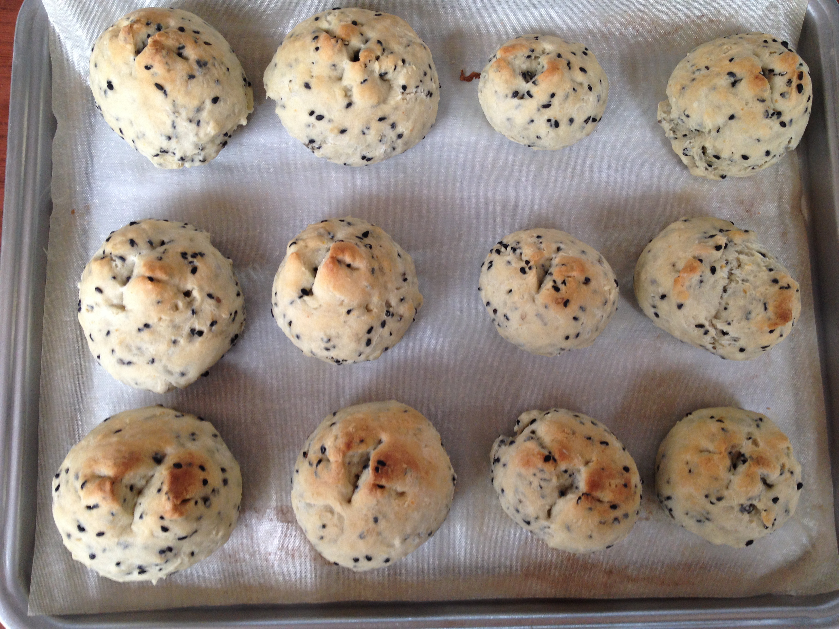 全麦黑芝麻酸奶面包