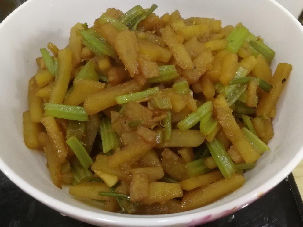 土豆条炒芹菜条