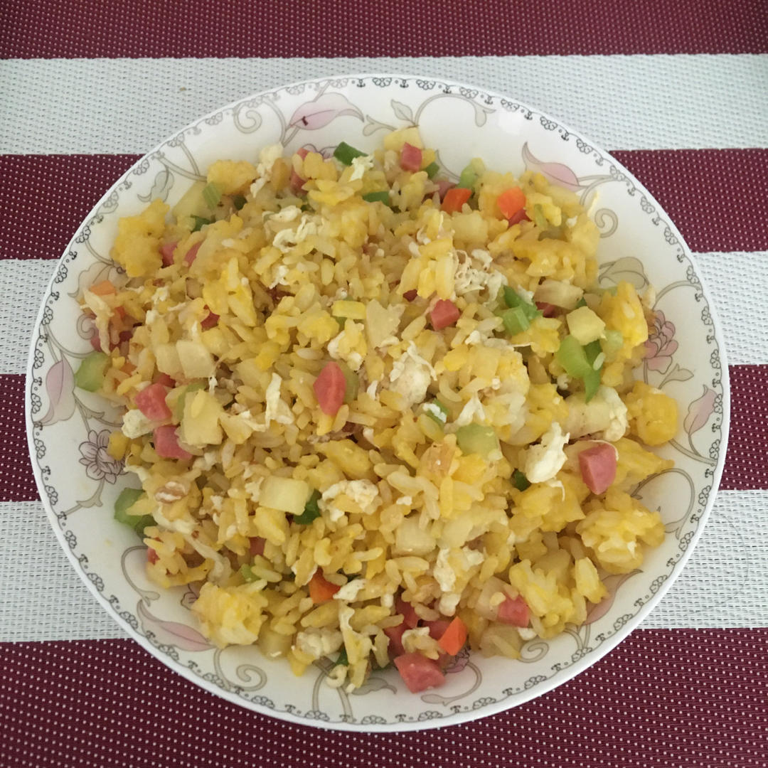 黄金菠萝蛋炒饭（好吃到停不下来）