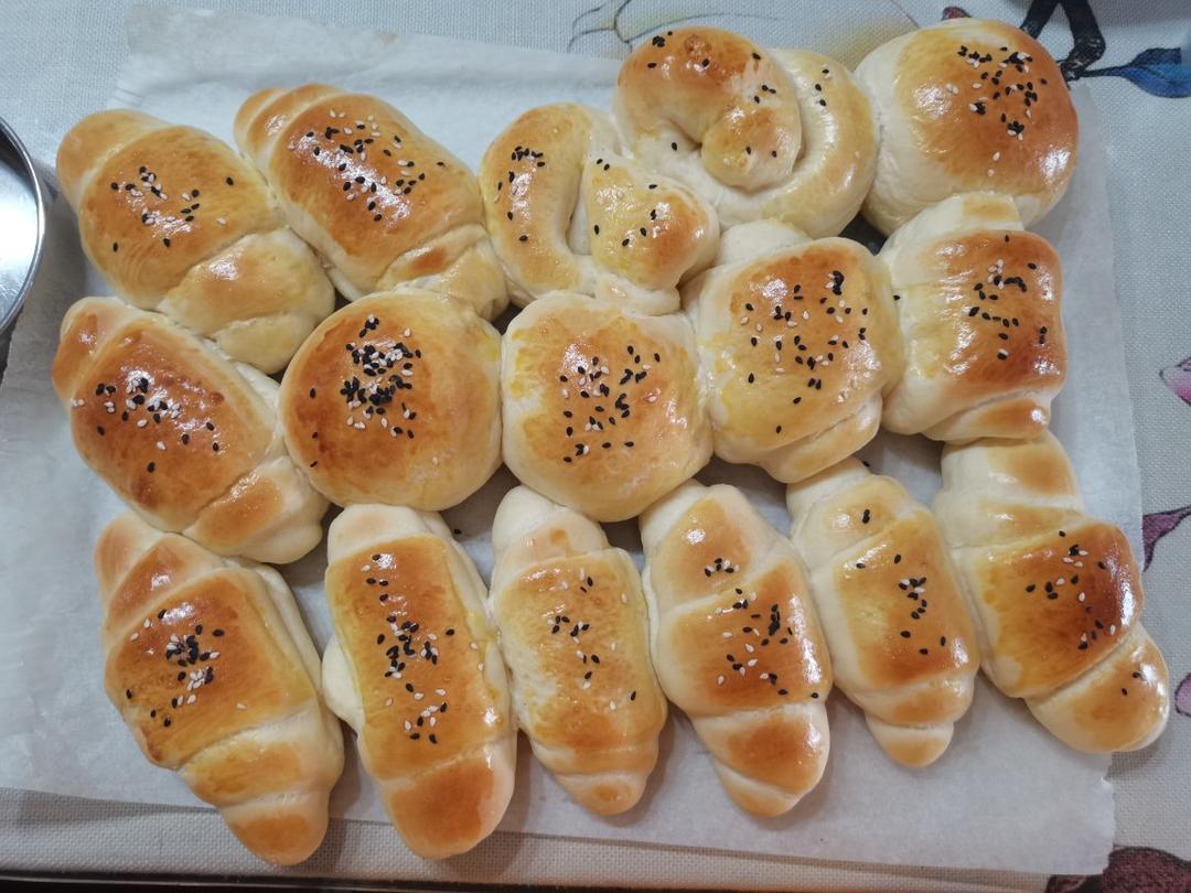 又香又软又拉丝，咬一口奶香十足！超治愈的淡奶油波兰种小餐包