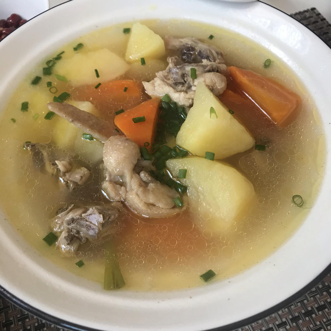 胡萝卜土豆炖鸡汤
