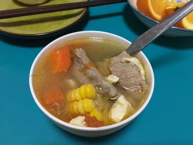 玉米排骨西红柿汤