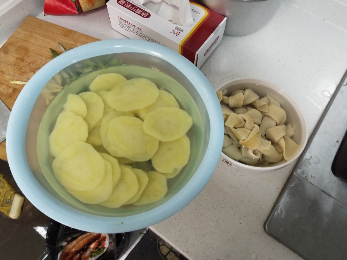 鹵海带，土豆，百叶结的做法 步骤1