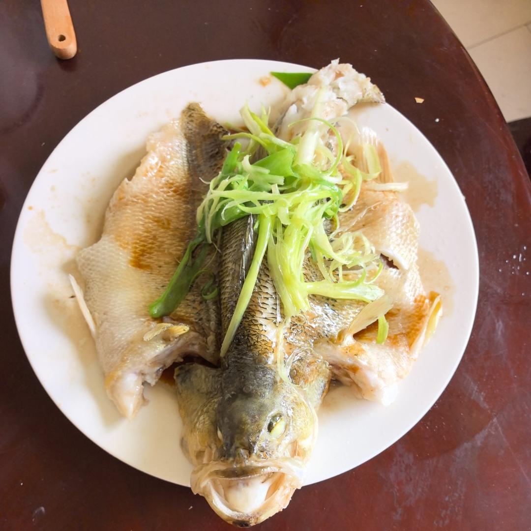 清蒸鲈鱼（家常做法）