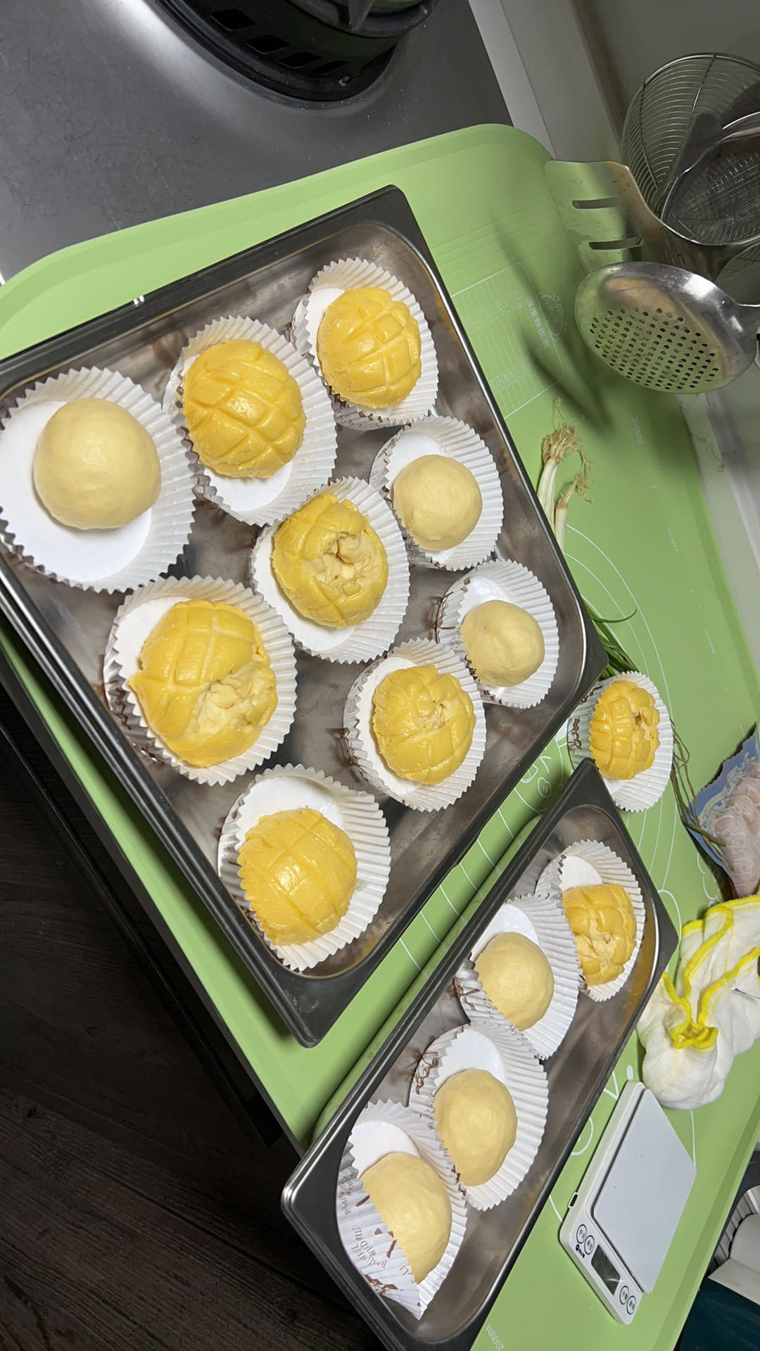 好吃到炸裂的港式菠萝包（附带制作酥皮的小视频）