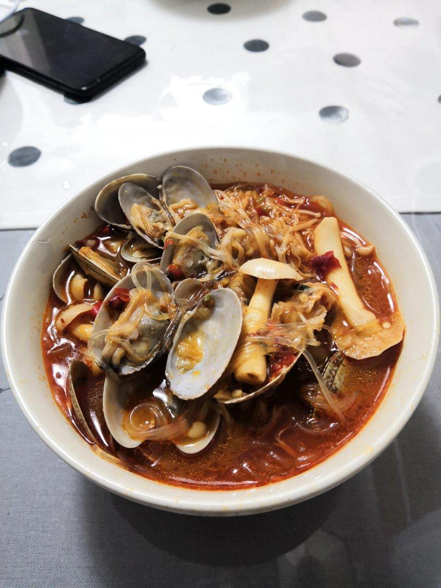 鲜到爆的花甲粉丝煲