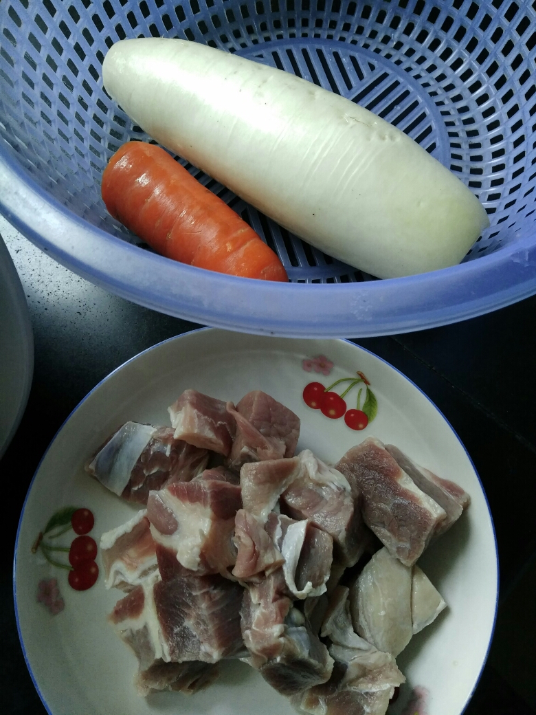 萝卜牛肉汤+火腿蒸冬瓜的做法 步骤1