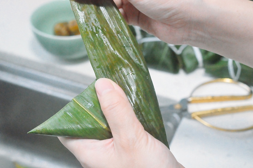 乌米蜜枣三角粽的做法 步骤10