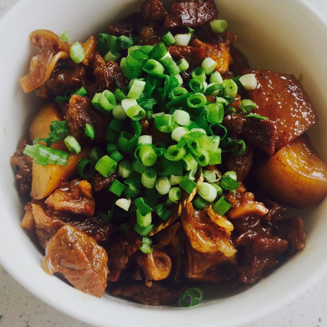 干锅牛腩烧土豆