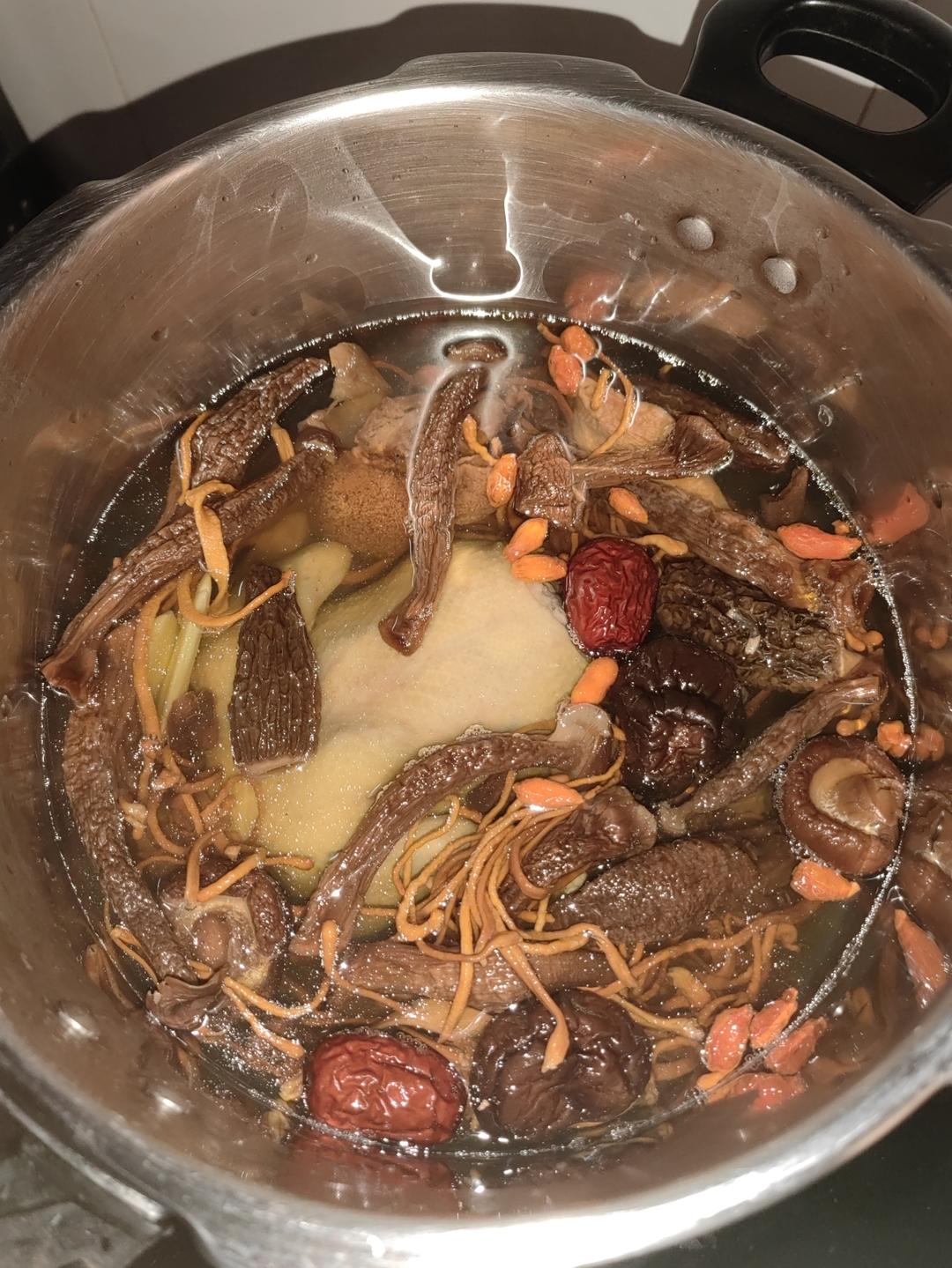 菌菇老鸽汤