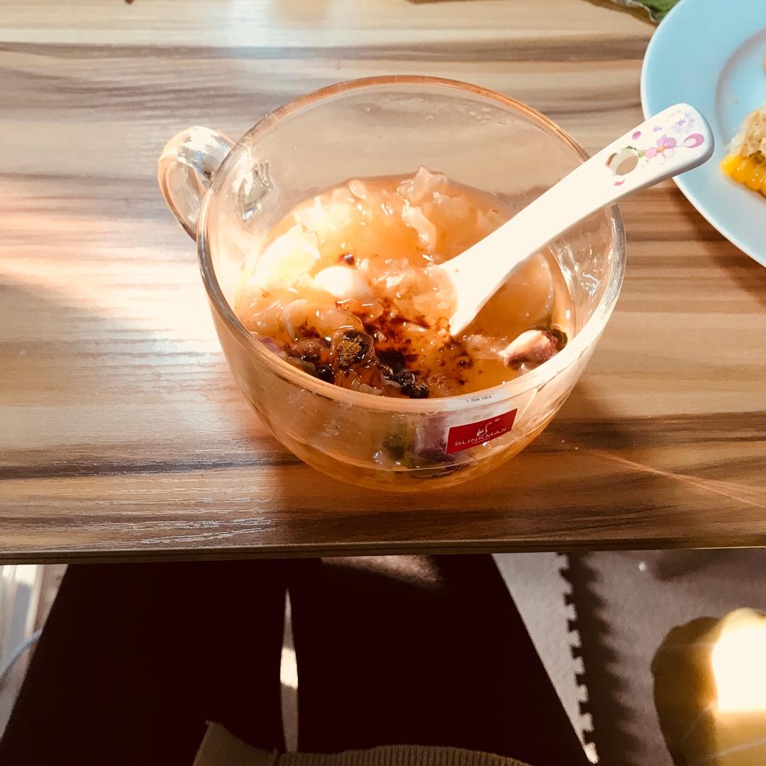 美容润肤 益气补血《桃胶皂角米百合银耳红枣羹》