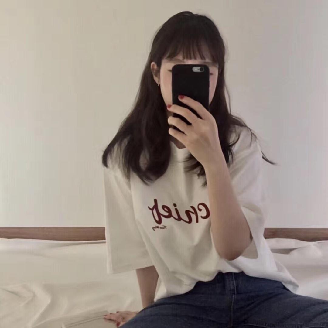 开飞机的少女