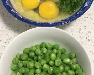 豌豆炒鸡蛋的做法 步骤4