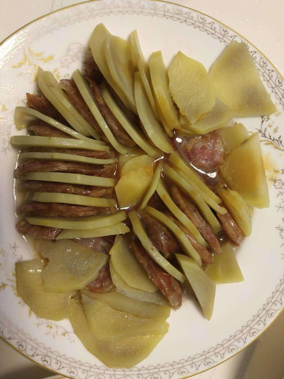 土豆蒸腊肠