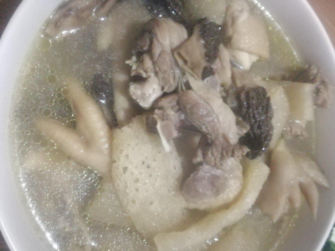 补充氨基酸·羊肚菌竹荪炖鸡汤