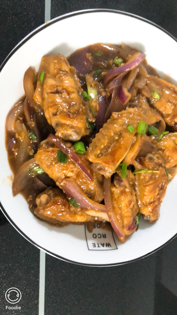 蒜香浓郁，鲜嫩多汁的蒜香鸡翅