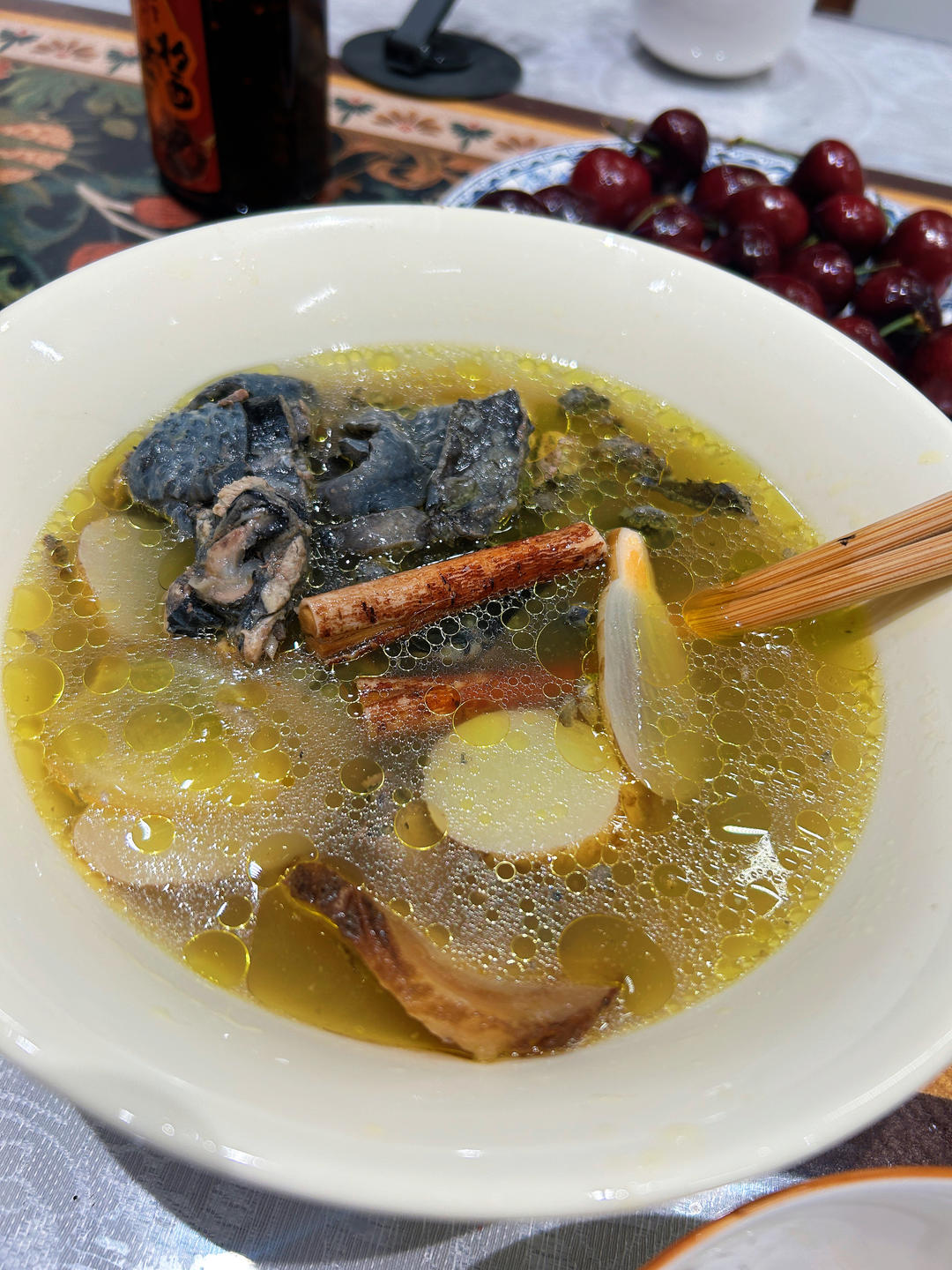 天麻白芷五指毛桃炖乌鸡