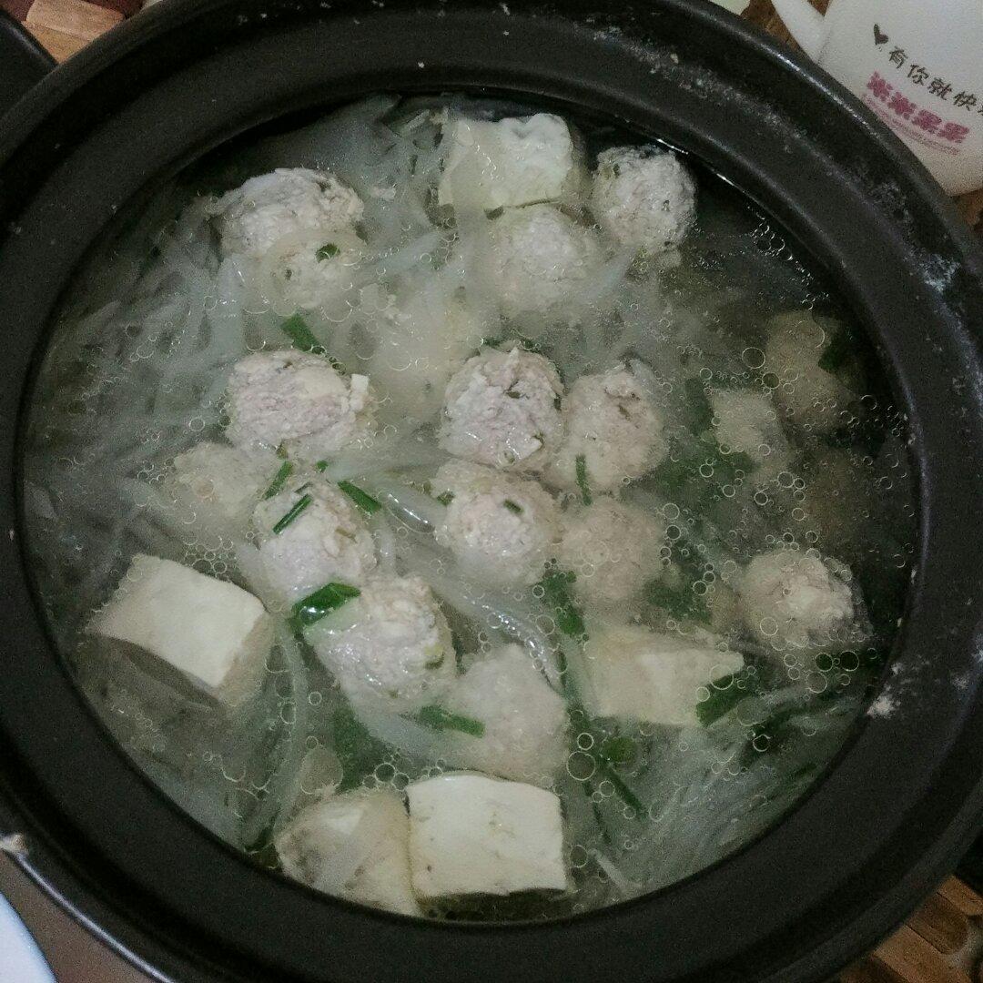 【10分钟系列】白萝卜豆腐圆子汤