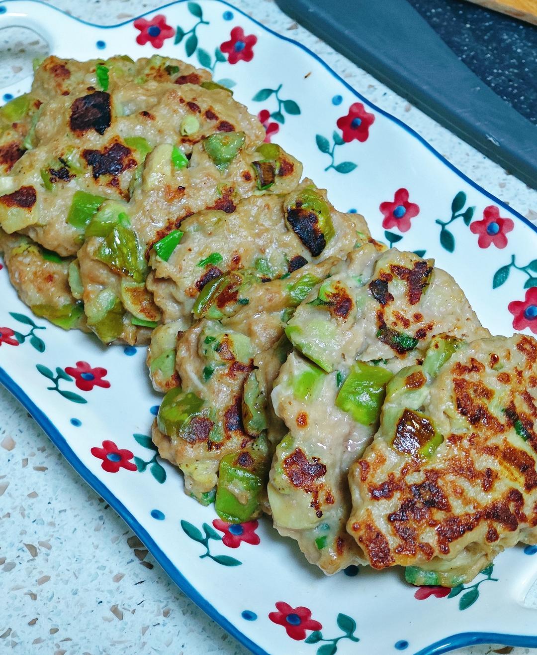 一个茄子  一个鸡蛋  这么做鲜嫩多汁  美味茄子饼   附细节视频