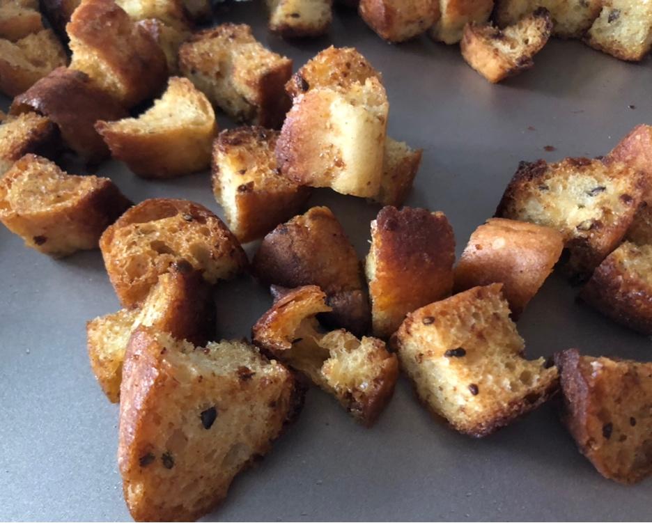 超级简单的焦糖肉桂面包粒