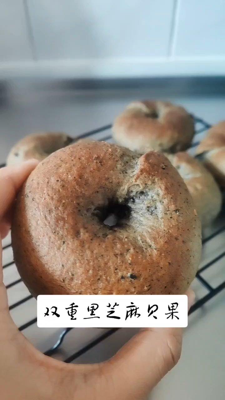 双倍黑芝麻奶酥贝果🥯一起吃养生贝果吧