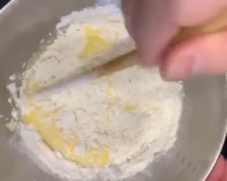 适合新手炼乳盐雪戚风蛋糕8寸（少油少糖版）含百香果口味版本的做法 步骤4
