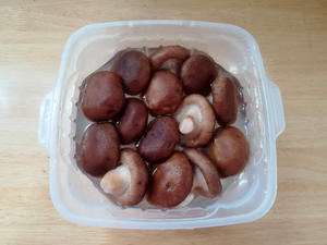 香菇蒸鹌鹑蛋的做法 步骤1