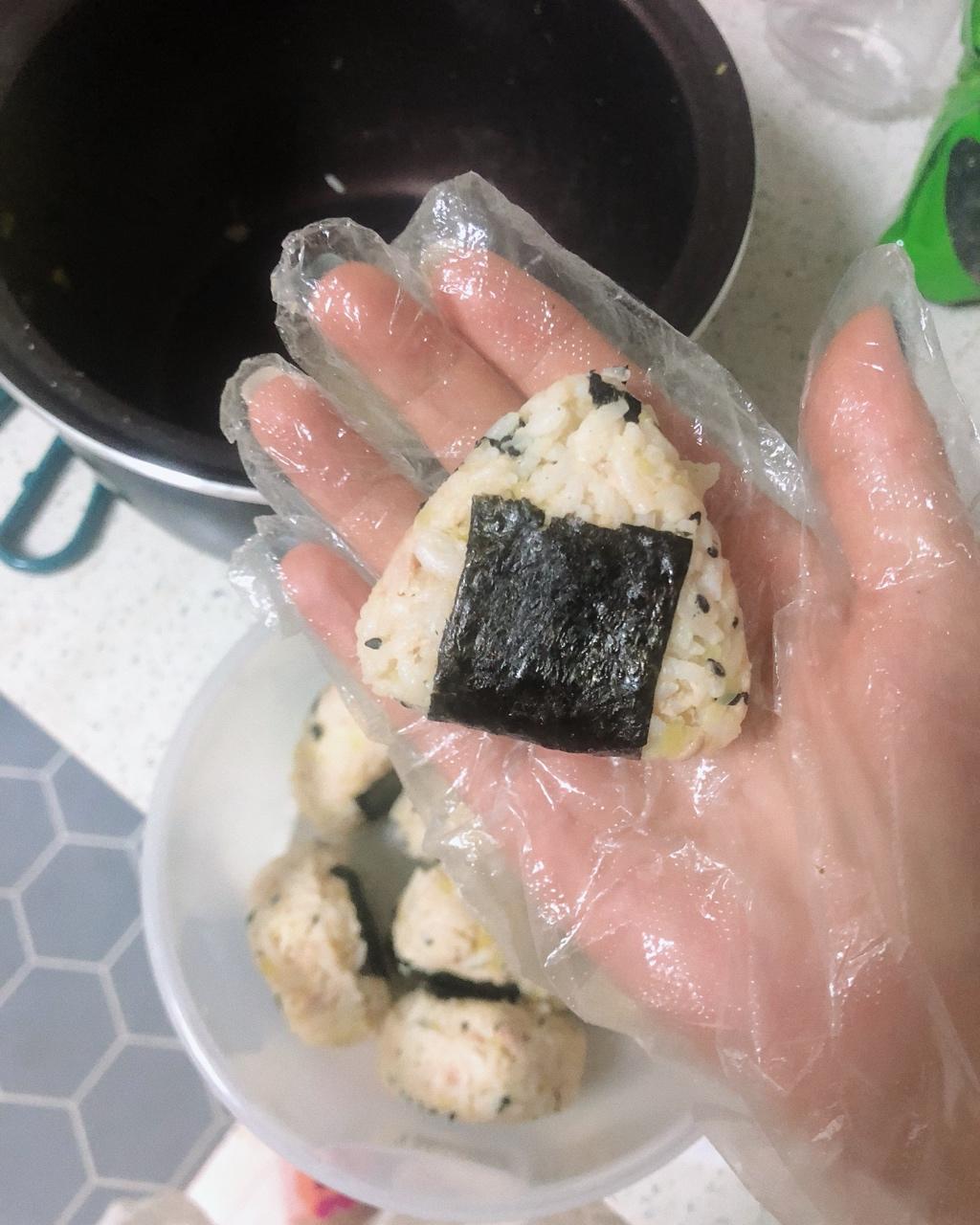 miomiomi做的金枪鱼芝麻手捏饭团