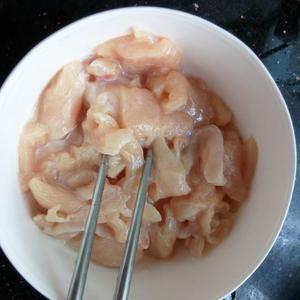 杏鲍菇炒鸡胸肉的做法 步骤2