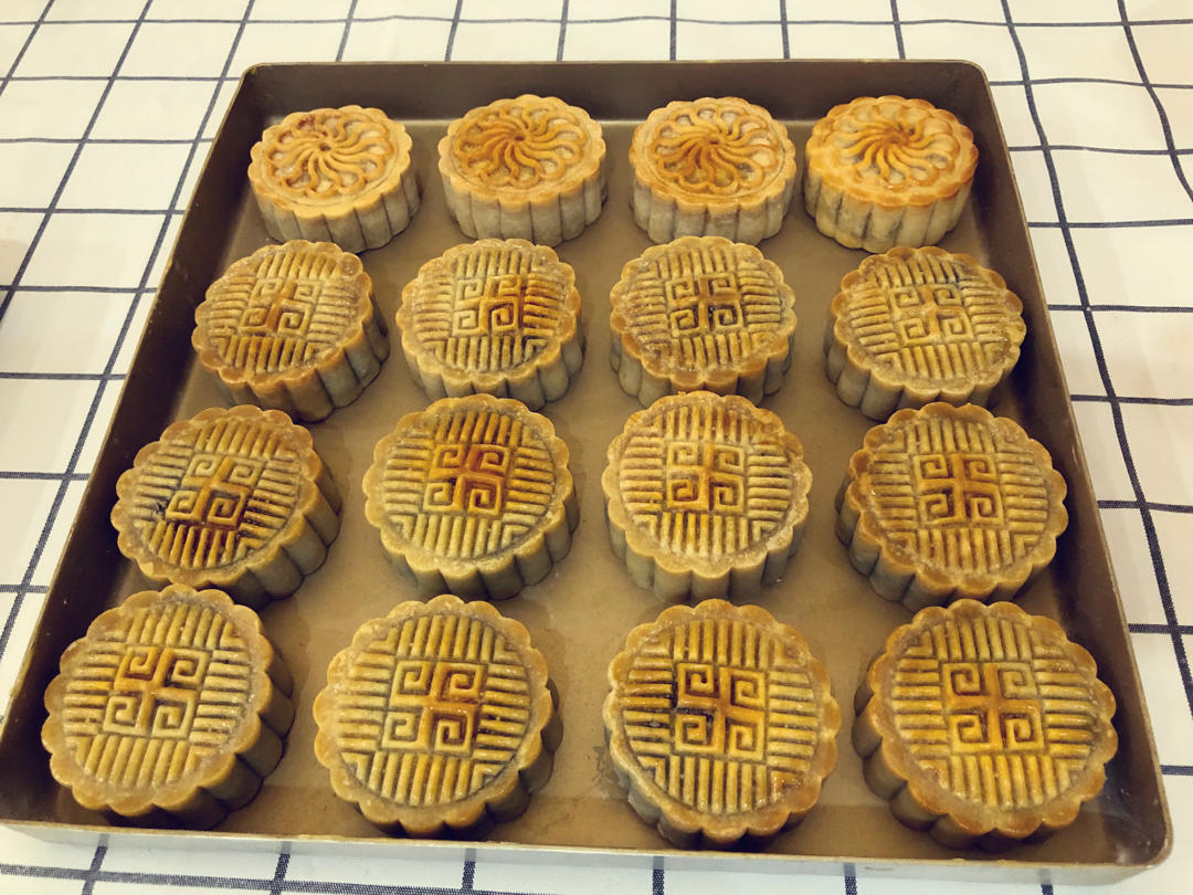 广式月饼－－蛋黄豆沙月饼