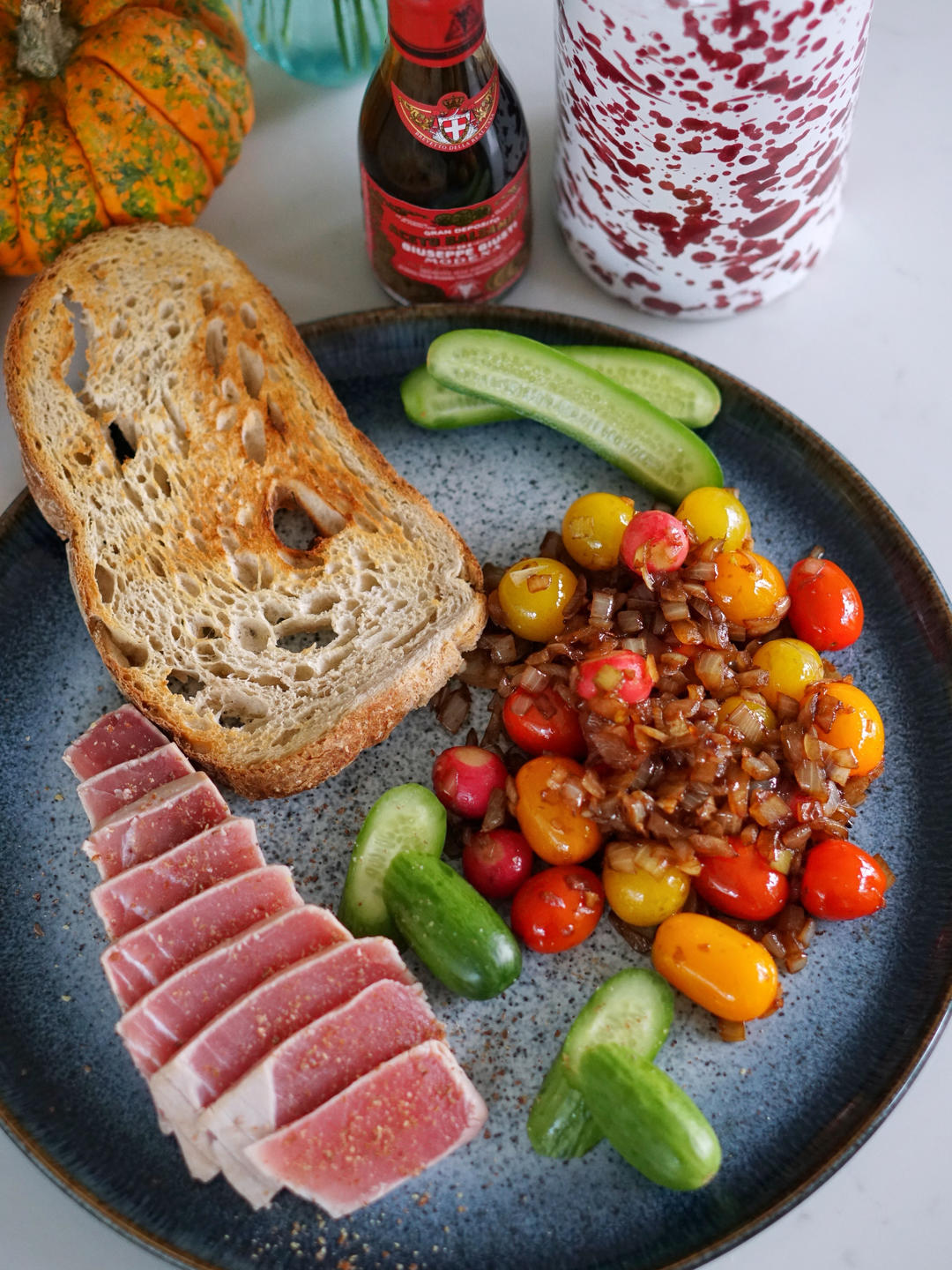 油醋汁金枪鱼佐面包