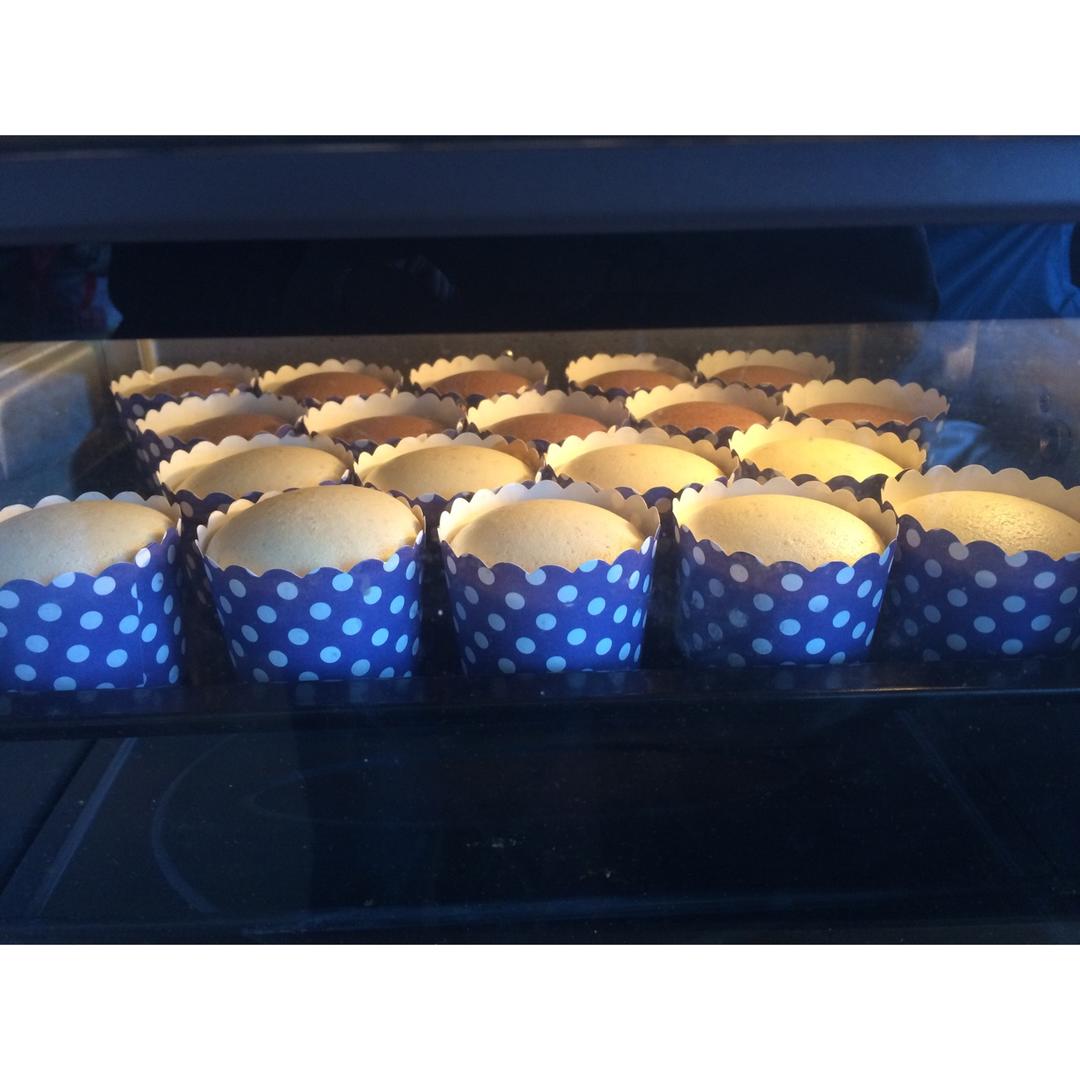 戚风杯子蛋糕^_^不开裂不回缩喔～