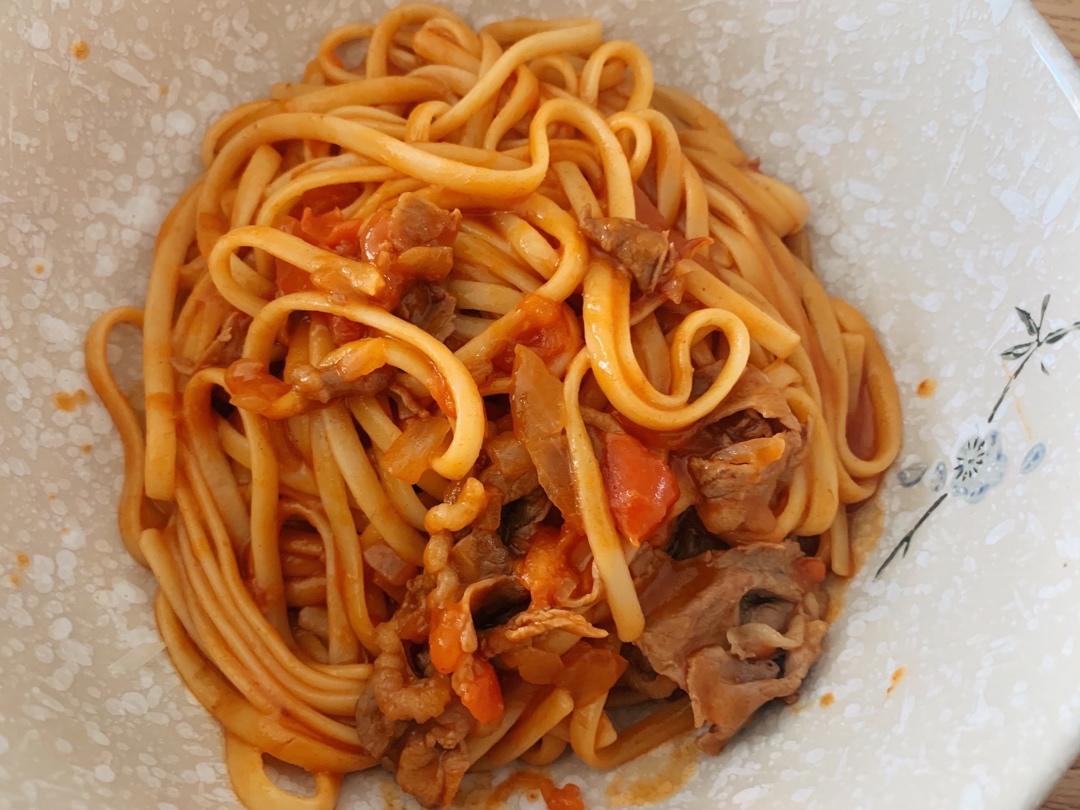番茄红烩肉酱意面
