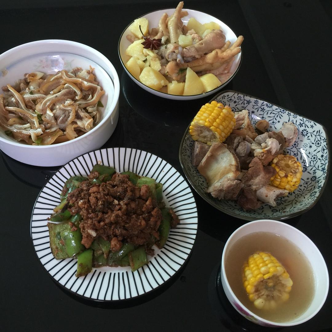 胡萝卜玉米大骨汤