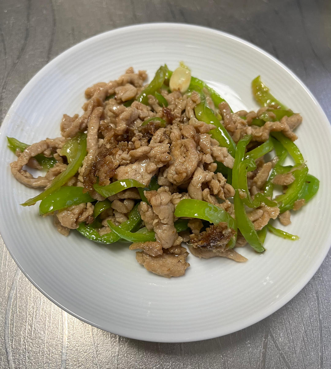 经典的家常菜，青椒炒肉丝，简单的食材也能做出如此美味