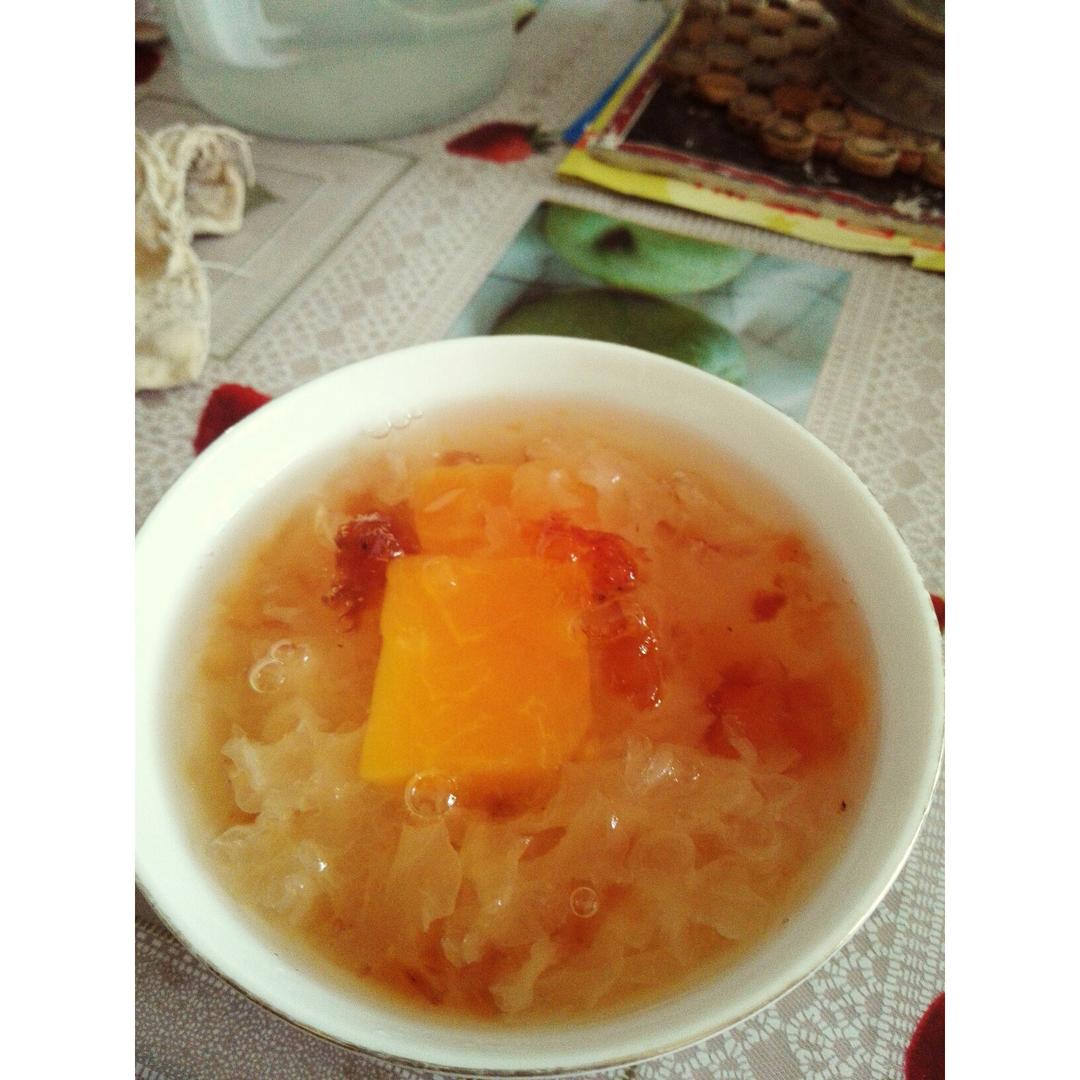 堪比燕窝的美容佳品——桃胶银耳炖木瓜