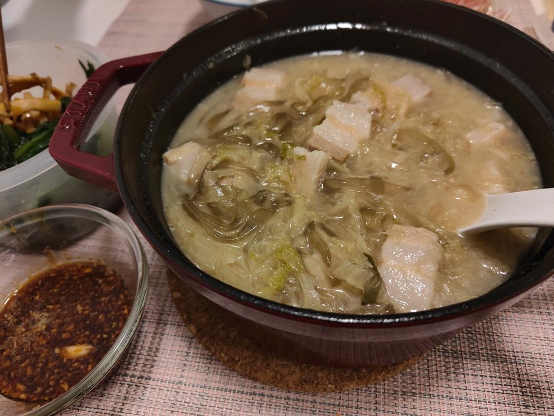 东北酸菜烩白肉粉条