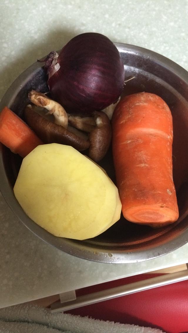 排骨土豆圆葱闷饭(好香啊！～)的做法 步骤1