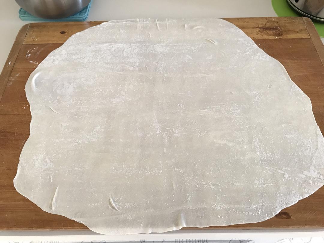 薄如蝉翼的手擀馄饨皮