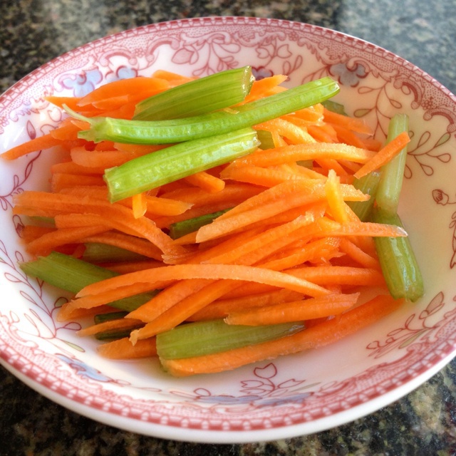 凉拌芝麻西芹胡萝卜