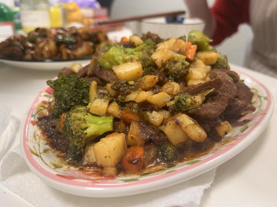 土豆燉牛肉之饭扫光，这样做也太香了吧，还没出锅已是浓香四溢了