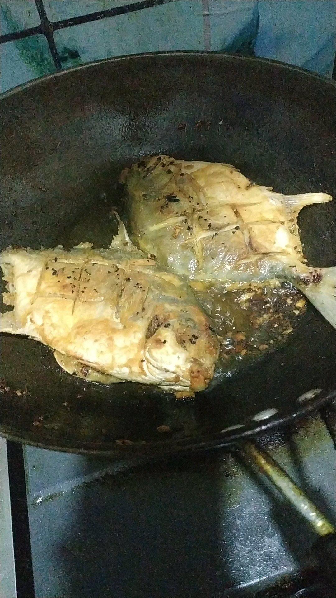 干煎椒盐鲳鱼