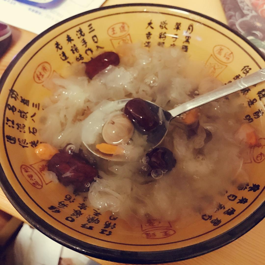 冰糖银耳红枣汤