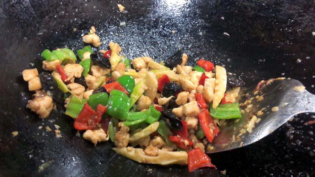 咸鲜可口的青红椒炒鸡丁