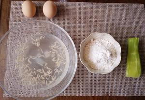 青笋丝虾皮鸡蛋饼的做法 步骤1