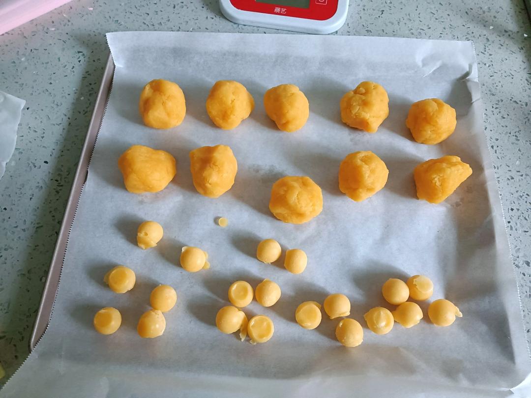 💃奶黄流心月饼——这是可以让你坐稳朋友圈厨霸位置的月饼🥮，没人点赞算我输👎