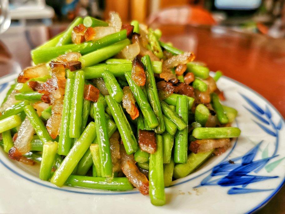 腊肉炒蒜薹