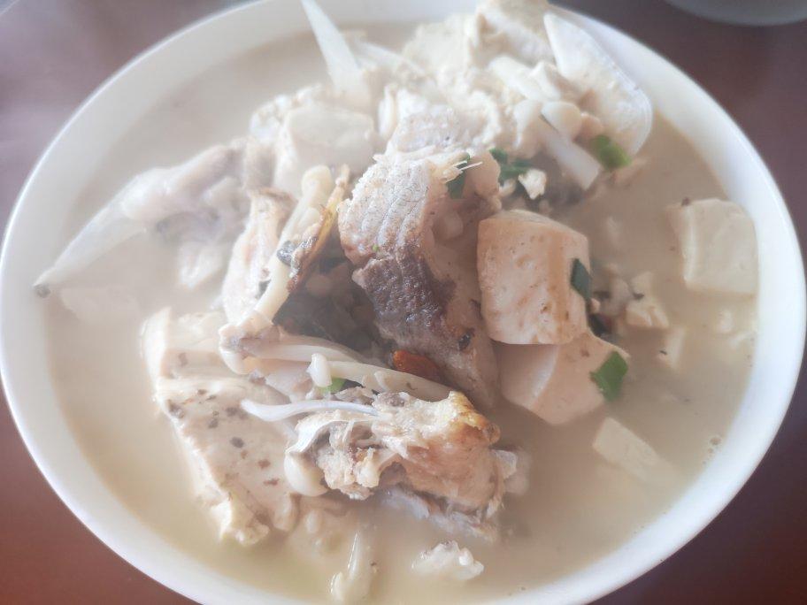 花鲢鱼头豆腐汤