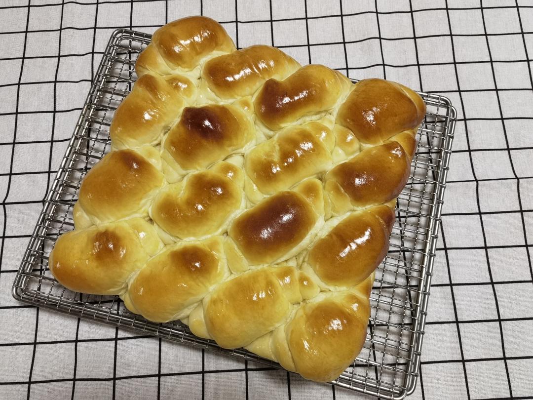 又香又软又拉丝，咬一口奶香十足！超治愈的淡奶油波兰种小餐包
